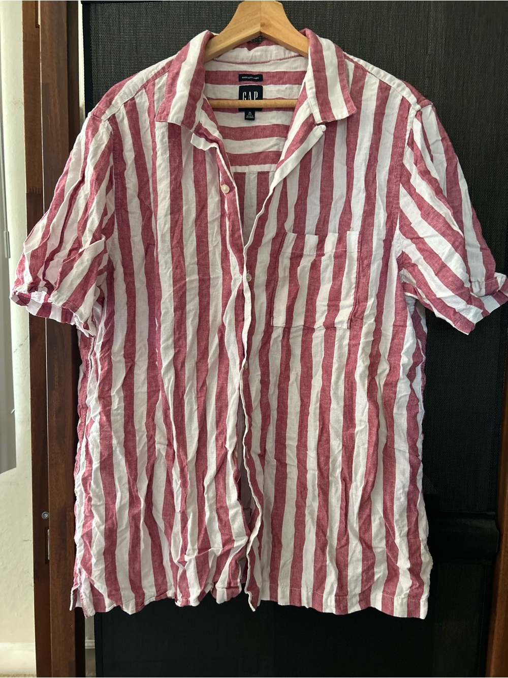 GAP Men’s Red and White Vertical Stripe Short-Sleeve Button-Down Shirt